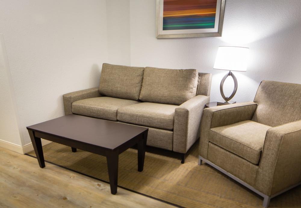 Holiday Inn Hotel & Suites Bloomington Airport By Ihg Bagian luar foto
